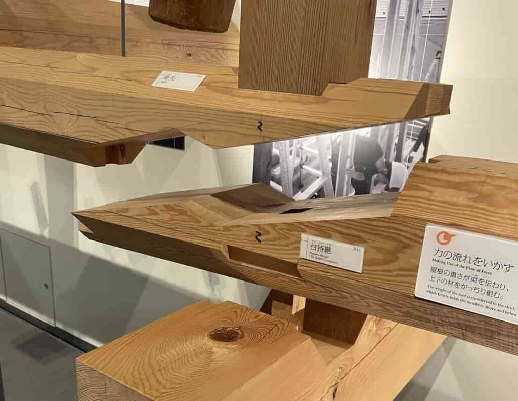 竹中大工道具館の展示室｜継手・仕口の実物模型が並ぶ日本の伝統建築の展示風景【神戸・新神戸駅すぐ】