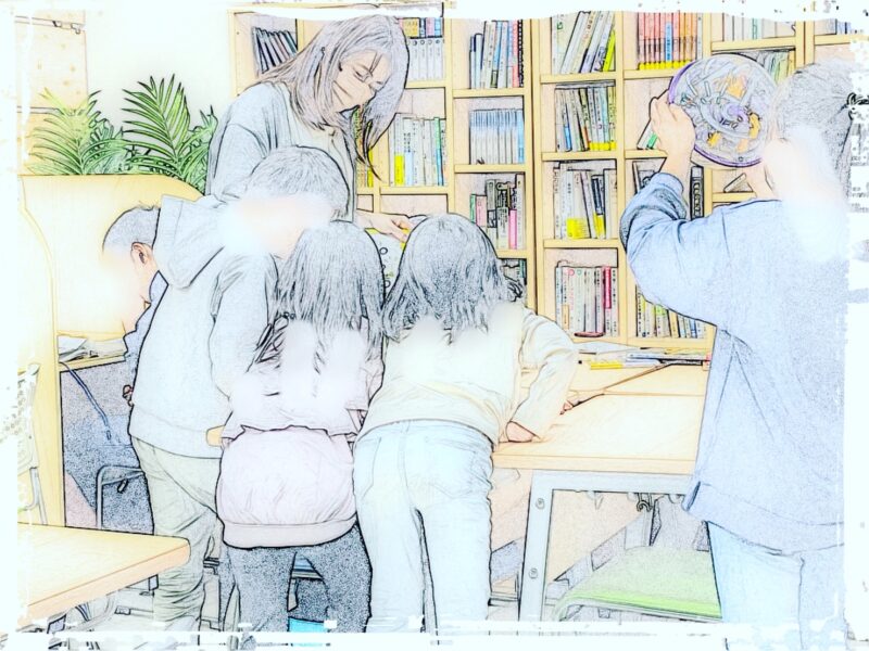 図鑑に熱中する小学生。自然と本を手に取るWillbe図書館の環境