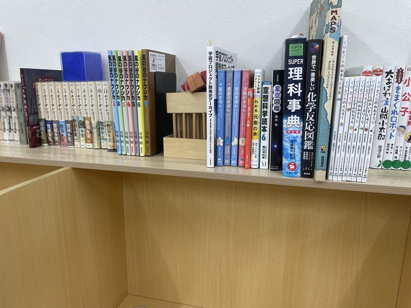 理科事典や化学反応図鑑などノンフィクションが並ぶWillbe図書館の棚